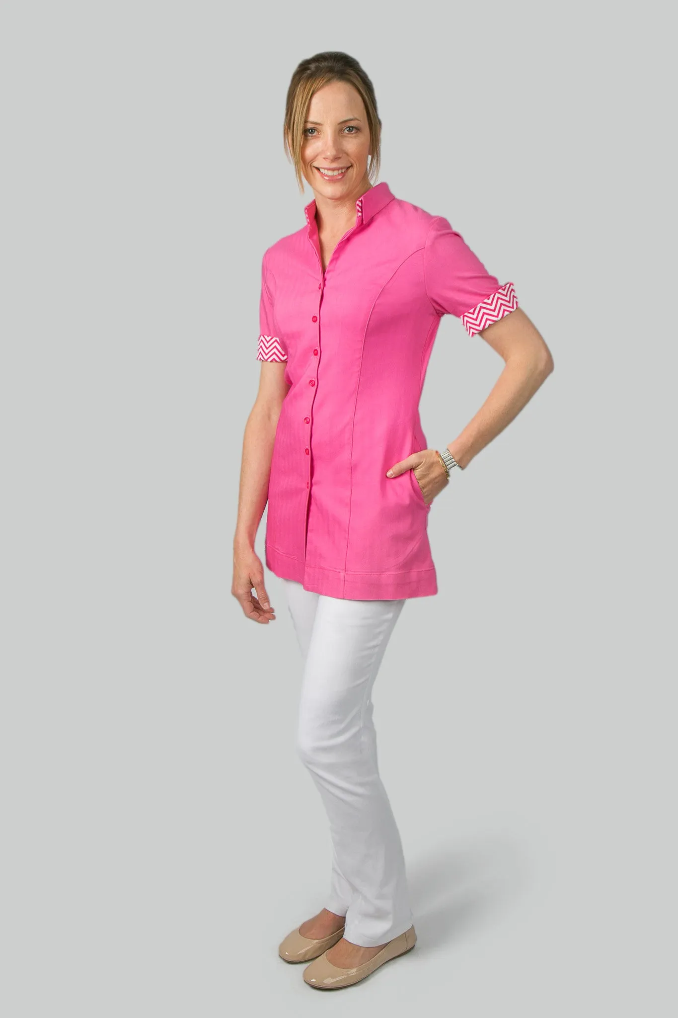 THE FITTED BUTTON SCRUB TOP